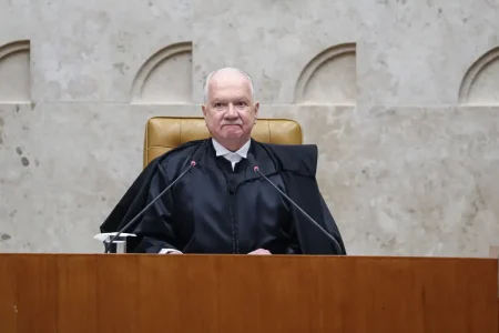 ⁠“Ou nos autolimitamos, ou haverá limitação externa”, diz Fachin ao defender código de conduta no STF