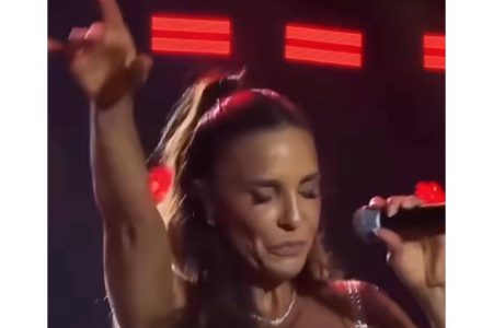Ivete se surpreende com intérprete em Libras e brinca no palco: “continue chupando”