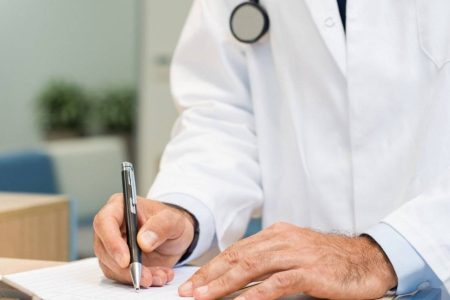 Conselho Federal de Medicina afirma que atestados médicos em papel seguem válidos em 2026