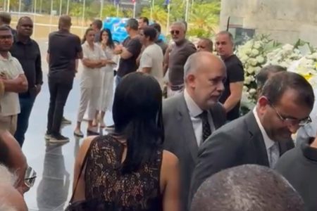 Amigos, políticos e autoridades começam a chegar na Alba para se despedir de Alan Sanches