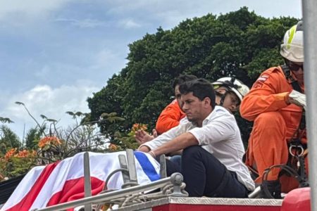 Familiares, amigos e políticos acompanham cortejo de despedida de Alan Sanches