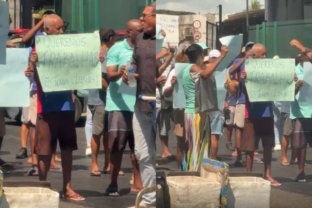 Ambulantes protestam em frente à antiga rodoviária de Salvador após exclusão do novo terminal