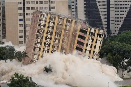 Primeiro hotel de luxo de Brasília, Torre Palace é implodido