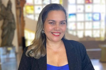 Jornalista Carla Araújo retorna a Salvador e estreia programa na rádio