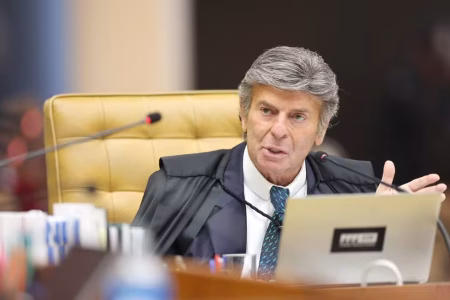 Luiz Fux é diagnosticado com pneumonia dupla e se afasta de sessões presenciais