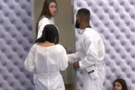 Participantes do BBB 26 encontram fezes em parede do banheiro do Quarto Branco