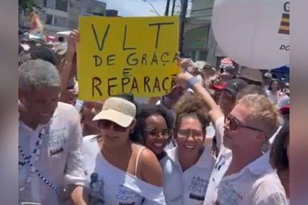 Secretário de Cultura empurra cartazes de manifestantes e Jerônimo ignora pedidos sobre VLT