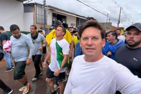 João Roma se junta a caminhada liderada por Nikolas Ferreira em protesto contra prisões do 8 de janeiro