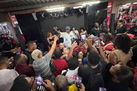Com “Semáforo” na rua, Psirico reúne multidão em show gratuito no Acesso Norte, em Salvador