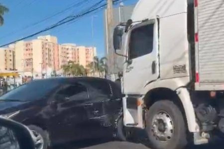Acidente entre carro e caminhão provoca congestionamento na Estrada do Coco, em Lauro de Freitas