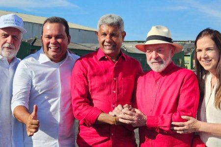 Lula desembarca em Salvador para participar do encontro nacional do MST