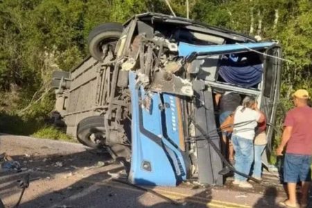 Colisão entre ônibus e caminhão mata duas pessoas e deixa 22 feridos no sudoeste da Bahia