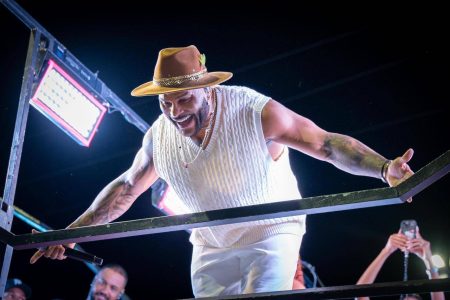 Tony Salles lota praça em Periperi, arrasta multidão e consagra “Panamera” em show de aniversário
