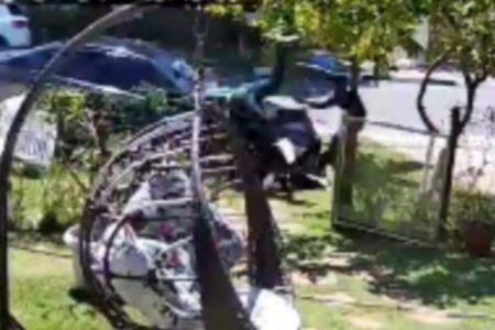 Adolescente de 17 anos atropela jardineiros em condomínio de luxo em Guarajuba