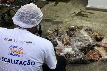 Mais de 140kg de carne vencida são apreendidos em supermercado de Praia do Forte