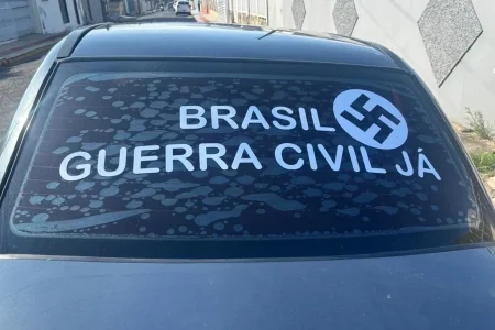 Idoso é preso por circular com símbolo nazista em carro