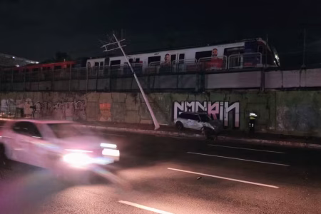 Acidente derruba poste em linha do metrô entre Imbuí e Pernambués