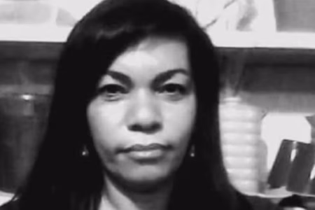 Mulher morre eletrocutada após ligar extensão para usar tanquinho na Bahia