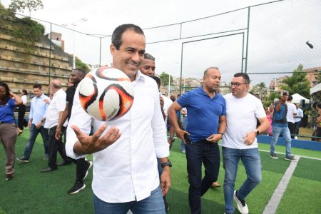 Prefeitura inaugura 95º campo de grama sintética em Salvador, na Avenida Gal Costa