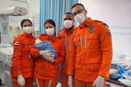 Bebê nasce dentro de viatura do Corpo de Bombeiros em Lauro de Freitas