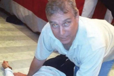 Envolvido em investigação ligada a Epstein, príncipe Andrew é preso no Reino Unido