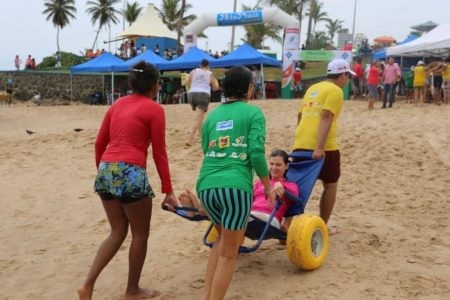 ParaPraia retorna a Salvador com banho de mar assistido para pessoas com deficiência