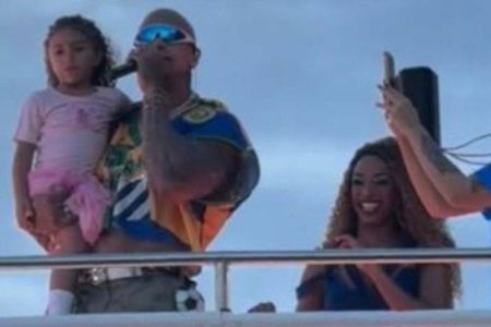 Liz dança “Canudinho” ao lado de Léo Santana no trio e encanta foliões no Carnaval de Salvador