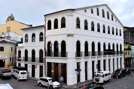 Casa do Benin tem visitação suspensa após caminhão atingir fachada no Centro Histórico
