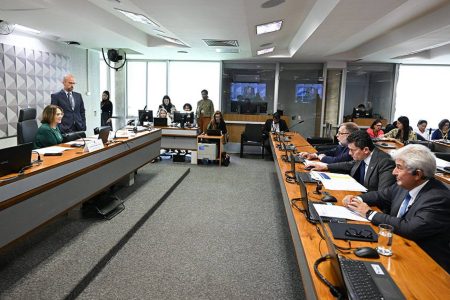 Comissão do Senado aprova distribuição de protetores auditivos para alunos autistas