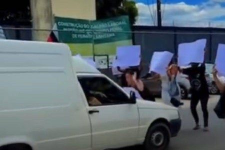 Motorista invade manifestação em frente ao Conjunto Penal de Feira de Santana e efetua disparos para o alto