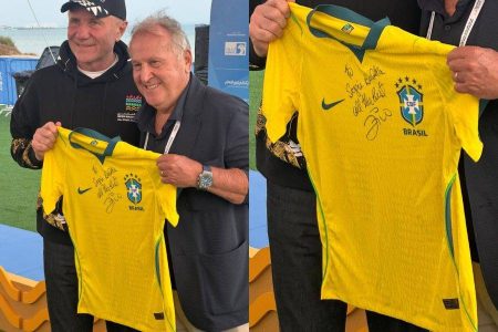 Zico exibe possível nova camisa da Seleção Brasileira para a Copa de 2026