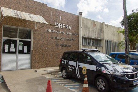 Homens são detidos com veículo roubado e arma na região da Estação Aeroporto