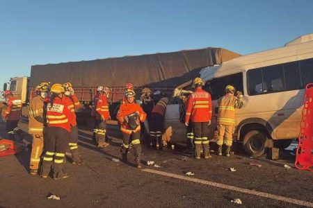 Colisão entre van que saiu da Bahia e caminhão na BR-020 deixa cinco mortos e 11 feridos