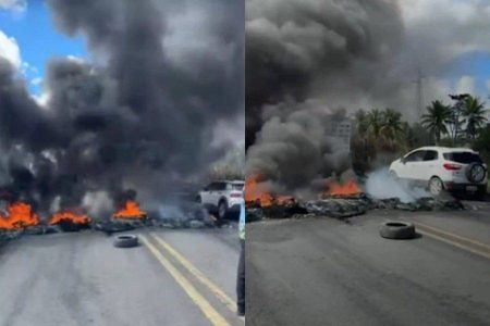 Produtores rurais bloqueiam BR-101 após disputa por terras no extremo sul da Bahia