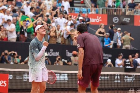 Dupla brasileira, João Fonseca e Marcelo Melo levantam troféu no Rio Open