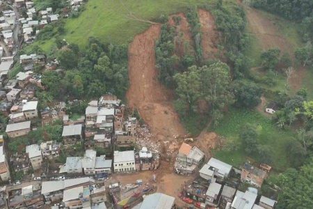 Sobe para 64 o número de mortos após chuvas e deslizamentos em Juiz de Fora e Ubá