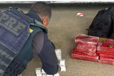 Fiscalização apreende 24 kg de drogas em ônibus interestadual na BR-116