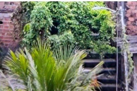 Adolescente de 17 anos é encontrado morto a tiros em escadaria no Subúrbio de Salvador