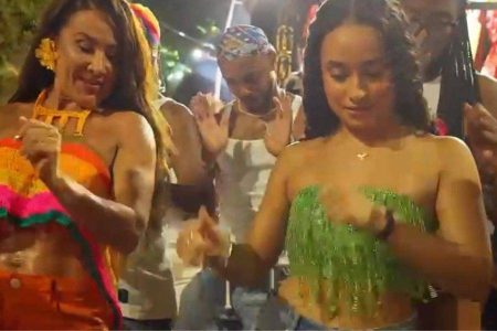 Filha de Tony Salles, Giullia desce do trio e dança “Panamera” com Scheila Carvalho no Carnaval de Salvador