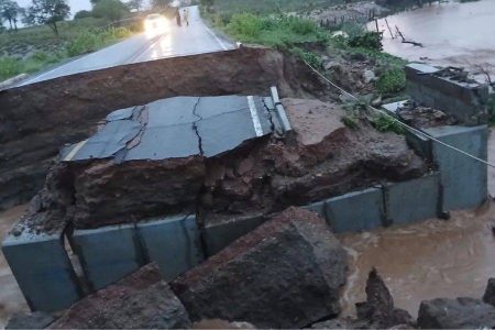 Chuva intensa derruba ponte e bloqueia trecho da BA-046 em Iaçu