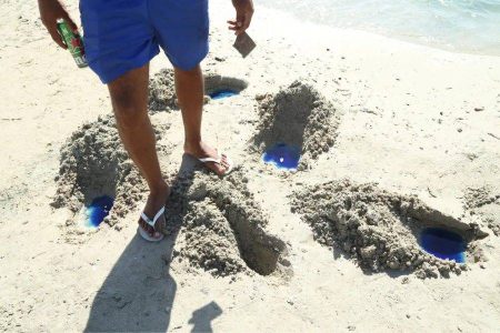 Substância azulada na areia provoca morte de peixes em praia de Salvador