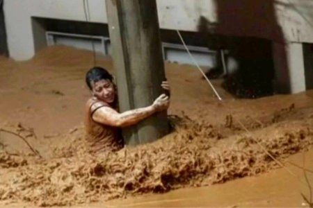 Empresária resiste à enchente por três horas agarrada a poste e perde casa em Ubá