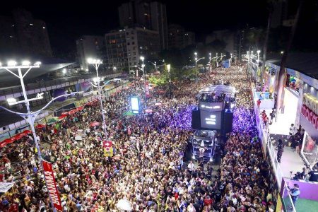 Problemas em trio de apoio do Olodum atrasam blocos no Carnaval de Salvador