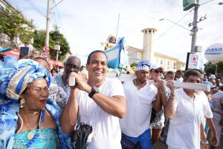Bruno Reis participa da entrega de presente a Iemanjá no Rio Vermelho