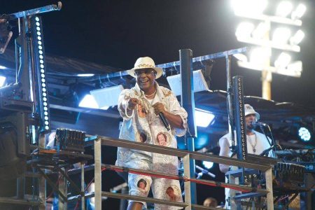 Psirico encerra participação no Carnaval de Salvador com tributo às mulheres do samba em trio na Barra-Ondina