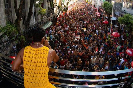 Pipoca do Parango: Lincoln Senna desce do trio e comanda multidão no meio da Avenida