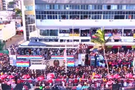 Olodum é vaiado em passagem silenciosa no circuito Dodô