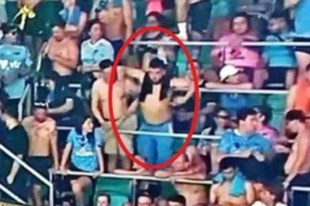 Veja o momento em que torcedor do O’Higgins faz gestos racistas contra jogadores do Bahia