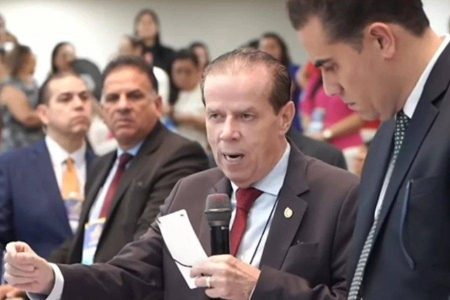 Pastor diz que integrantes de escola que homenageou Lula terão “câncer na garganta”