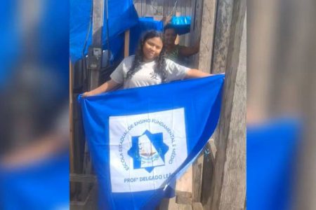 Sem acesso à internet, estudante descobre que passou na universidade após visita da diretora